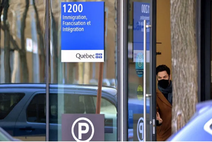 دولت کبک مهاجران را به دروغگویی متهم می‌کند، مهاجران دولت را به بی‌عدالتی و تکبر